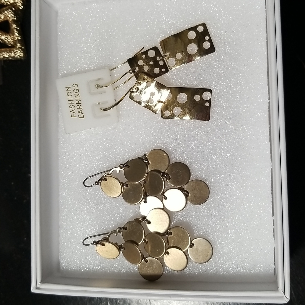Lot of 2 gold plated dangling earrings